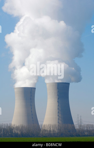 L'augmentation des flux à partir de deux tours de refroidissement de la centrale nucléaire de Grafenrheinfeld, Bavière, Allemagne Banque D'Images