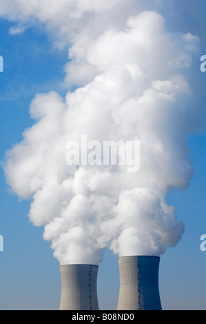 L'augmentation des flux à partir de deux tours de refroidissement de la centrale nucléaire de Grafenrheinfeld, Bavière, Allemagne Banque D'Images