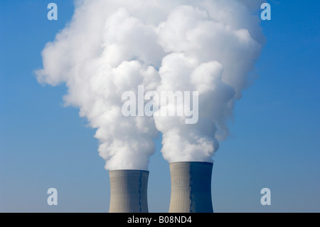 L'augmentation des flux à partir de deux tours de refroidissement de la centrale nucléaire de Grafenrheinfeld, Bavière, Allemagne Banque D'Images