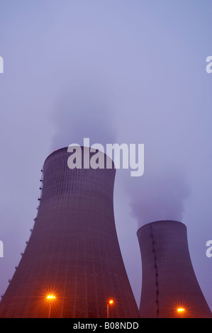 L'augmentation des flux à partir de deux tours de refroidissement de la centrale nucléaire de Grafenrheinfeld, Bavière, Allemagne Banque D'Images