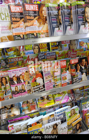 Stand de journaux et de magazines dans un magasin, Bavière, Allemagne Banque D'Images