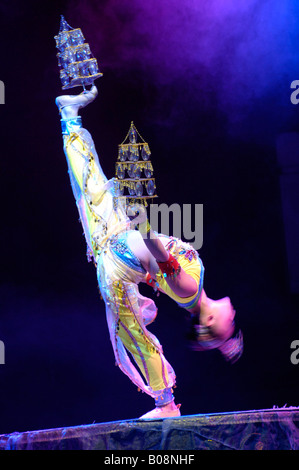 L'acrobatie macrocosme, spectacle acrobatique avec les jeunes, de nouveaux artistes, dans le théâtre de Chaoyang de Pékin, Beijing, Chine, l'Asie de l'Est Banque D'Images