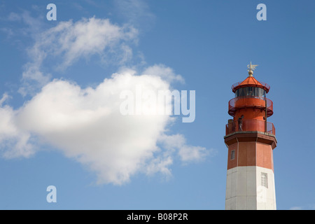 Heart-shaped cloud à côté phare, Fluegge, Fehmarn Island, mer Baltique, Schleswig Holstein, Allemagne du Nord Banque D'Images