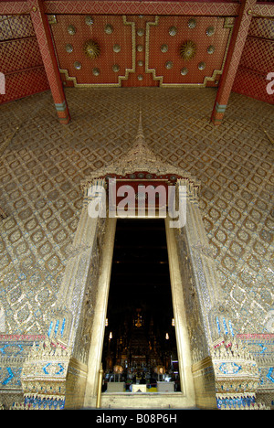 Entrée du temple richement orné, Wat Phra Keo (Temple du Bouddha d'Émeraude), Grand Palace, Bangkok, Thaïlande, Asie du Sud-Est Banque D'Images