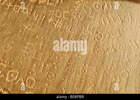Tifinagh touareg (script) sur des pierres et des pictogrammes, Youf Ahakit, Tassili du Hoggar, Wilaya Tamanrasset, Algérie, Afrique du Nord Banque D'Images