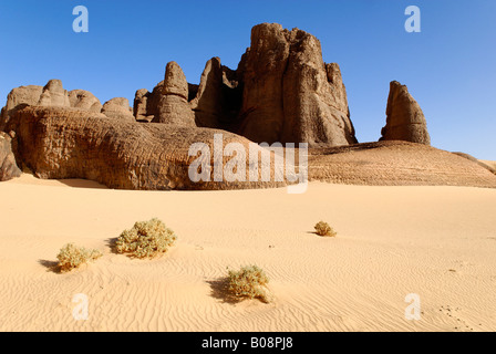 Rock formation dans le désert à Tin Akachaker, Tassili du Hoggar, Tamanrasset, Algérie, Sahara, Afrique Banque D'Images