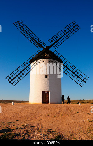 Moulin à la lumière du midi, Campo de Criptana, région de Castille La Manche, Espagne Banque D'Images