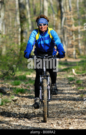 Jeune femme équitation un vélo de montagne Banque D'Images