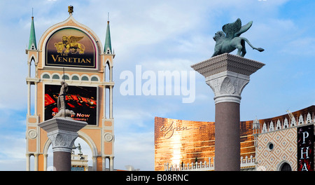 Les panneaux publicitaires, les publicités pour le Venetian et Wynn Hôtels, Las Vegas, Nevada, USA Banque D'Images