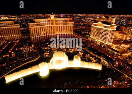 Vue aérienne de nuit de la fontaine en face de Bellagio et le Caesars Palace Hôtels et casinos, Las Vegas, Nevada, USA Banque D'Images