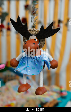 L'orignal, les jouets en bois vendu à un stand de marché, marché Simonis, Muehldorf am Inn, Bavière, Allemagne Banque D'Images