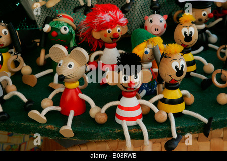 Les jouets en bois vendu à un stand de marché, marché Simonis, Muehldorf am Inn, Bavière, Allemagne Banque D'Images