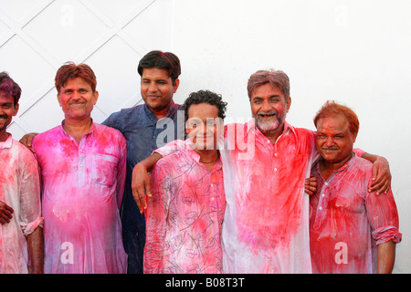 Les hommes, groupe photo pendant un mariage, Sufi culte, Bareilly, Uttar Pradesh, Inde, Asie Banque D'Images