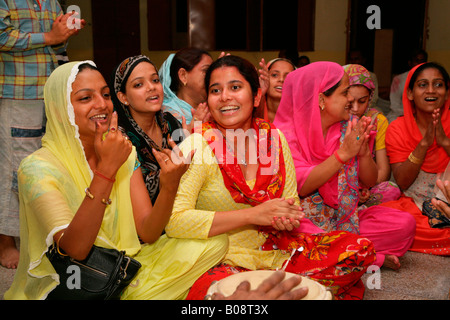 Les femmes, groupe photo pendant un mariage, Sufi culte, Bareilly, Uttar Pradesh, Inde, Asie Banque D'Images