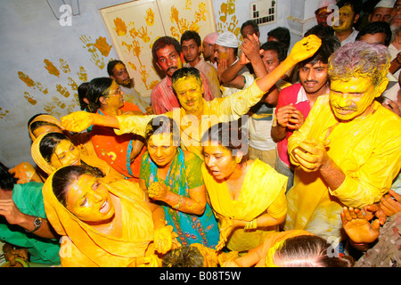 Danseurs lors d'un mariage, de culte soufi, Bareilly, Uttar Pradesh, Inde, Asie Banque D'Images