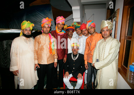 Les hommes, groupe photo pendant un mariage, Sufi culte, Bareilly, Uttar Pradesh, Inde, Asie Banque D'Images