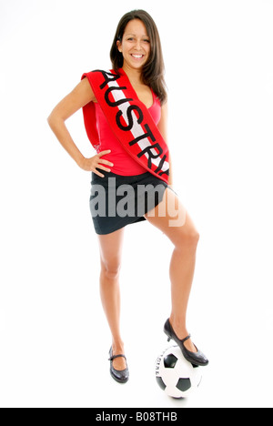 Femme avec ballon de soccer fan autrichienne Banque D'Images