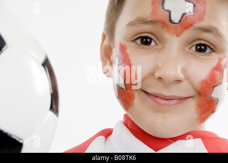 Garçon, rouged que Swiss soccer fan, with ball Banque D'Images