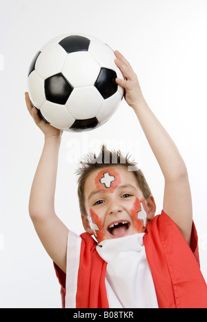 Garçon que Swiss fan de foot, avec le drapeau et le football dans ses mains Banque D'Images