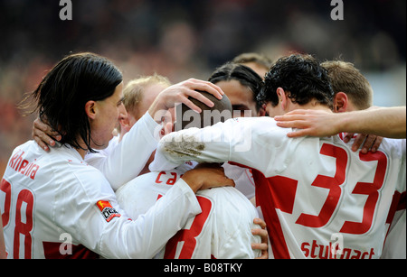 Après un but d'encouragement, le VfB Stuttgart football club les joueurs de gauche à droite : Sami KHEDIRA, Ludovic Magnin, CACAU, Fernando MOI Banque D'Images