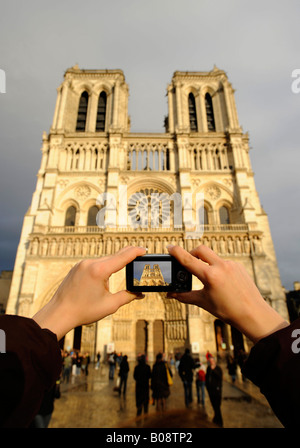 Notre Dame de Paris d'être photographié par un touriste, Paris, France Banque D'Images