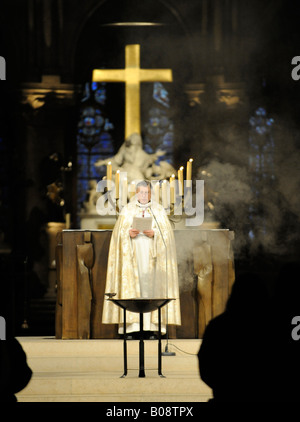 L'encens au cours d'une messe dans la Cathédrale Notre Dame de Paris, France Banque D'Images