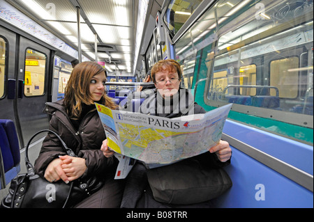 Les touristes dans le métro de Paris en regardant une carte, Paris, France Banque D'Images