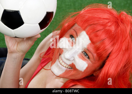 La femme comme la Suisse de football, avec le football sur sa main Banque D'Images