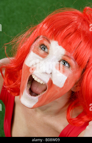 Cute femme comme la Suisse, encourageant du ventilateur Banque D'Images