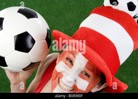 Cute woman comme ventilateur Suisse, encourageant avec chapeau et le football Banque D'Images