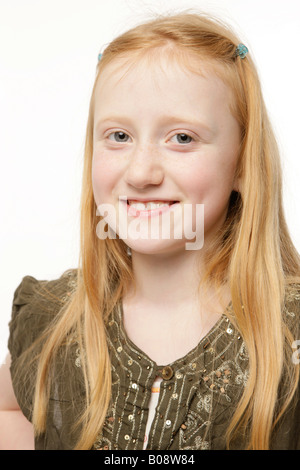 Smiling 8-year-old fille rousse Banque D'Images