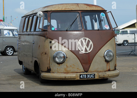 Partage de l'écran VW van avec suspension abaissée à Santa Pod racetrack, Northamptonshire, Angleterre. Banque D'Images