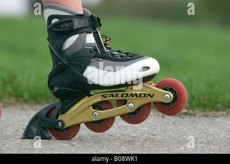Patin en ligne avec Softboot en position de freinage Banque D'Images