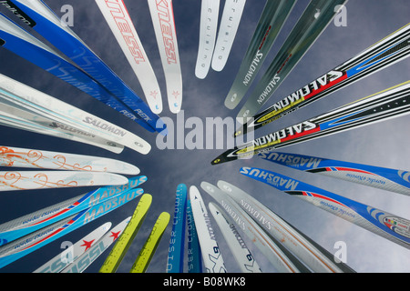 Hauts de skis de fond formant un cercle, ski de croisière Banque D'Images