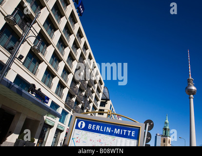 Panneau d'information avec carte de rues, Berlin-Mitte, Berlin, Allemagne Banque D'Images