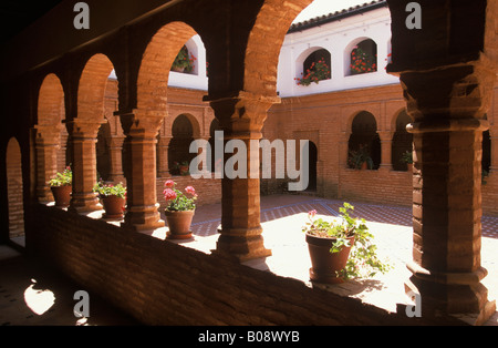 Cloître de l'Hôtel Monasterio Santa Cruz, monastère franciscain de Huelva, Costa de la Luz, Andalousie, Espagne Banque D'Images