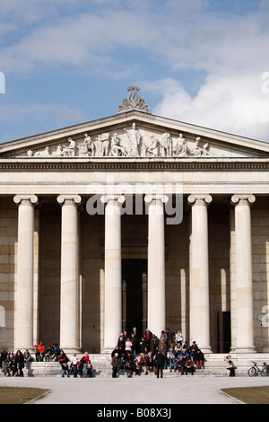 Personnes debout sur mesures pour la Glyptothèque, Munich, Bavière, Allemagne Banque D'Images