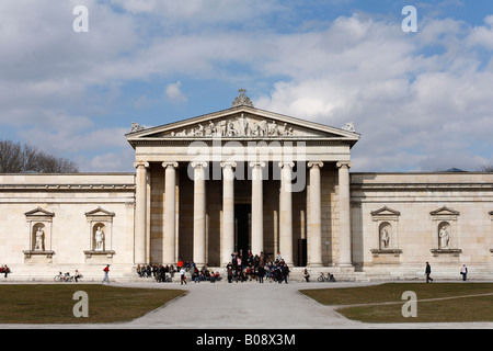 Personnes debout sur mesures pour la Glyptothèque, Munich, Bavière, Allemagne Banque D'Images