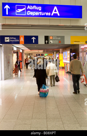 Tirant son passager les bagages à la porte de départ, l'Aéroport International de Francfort, Hesse, Allemagne Banque D'Images