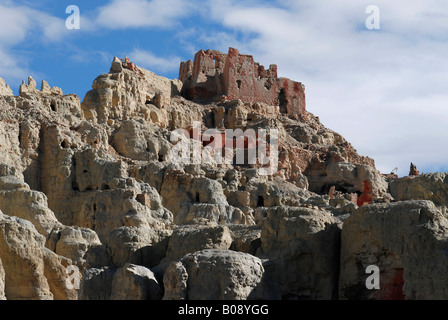 Au sommet du monastère des formations rocheuses, des grottes Dungkar dans l'ancien royaume de Guge, Province de Ngari, l'ouest du Tibet, Chine Banque D'Images