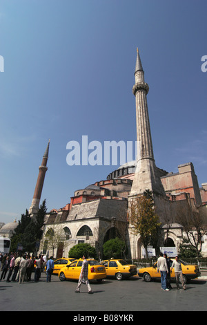 Des taxis stationnés devant Sainte-sophie, Istanbul, Turquie Banque D'Images