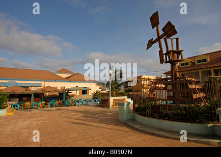 Moulin à café et de la zone touristique de Santa Maria, île de Sal, Cap-Vert, Afrique Banque D'Images