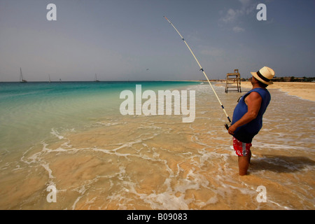 Pêcheur sur une fantasy beach, Santa Maria, île de Sal, Cap-Vert, Afrique Banque D'Images