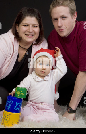 Parents et bébé avec chapeau de Noël Banque D'Images