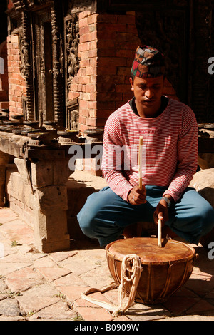 Le batteur au temple de Changu Narayan près de Bhaktapur, Népal, Asie Banque D'Images