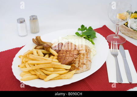 Côtelettes grillées servi avec frites et salade de chou Banque D'Images