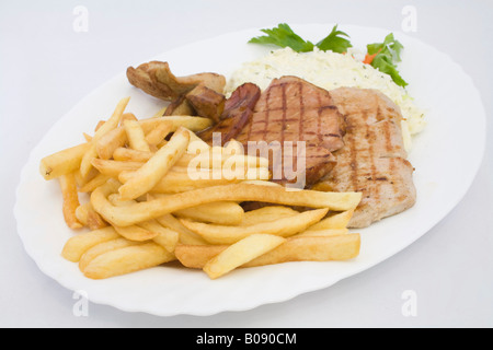 Côtelettes grillées servi avec frites et salade de chou Banque D'Images