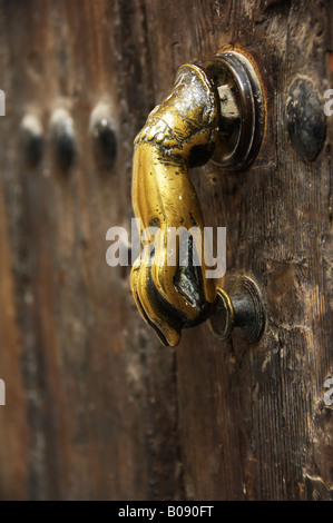 Poignée de porte, poignée de porte sur une vieille porte à Séville, Andalousie, Espagne Banque D'Images