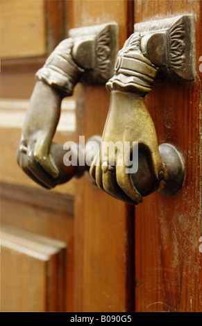 Deux poignées, poignées de porte sur une vieille porte, Séville, Andalousie, Espagne Banque D'Images