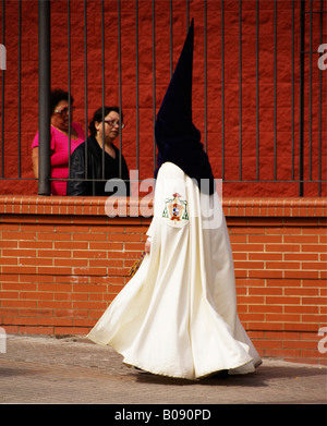 Pénitent allant à la Semana Santa, la Semaine Sainte procession, Séville, Andalousie, Espagne Banque D'Images